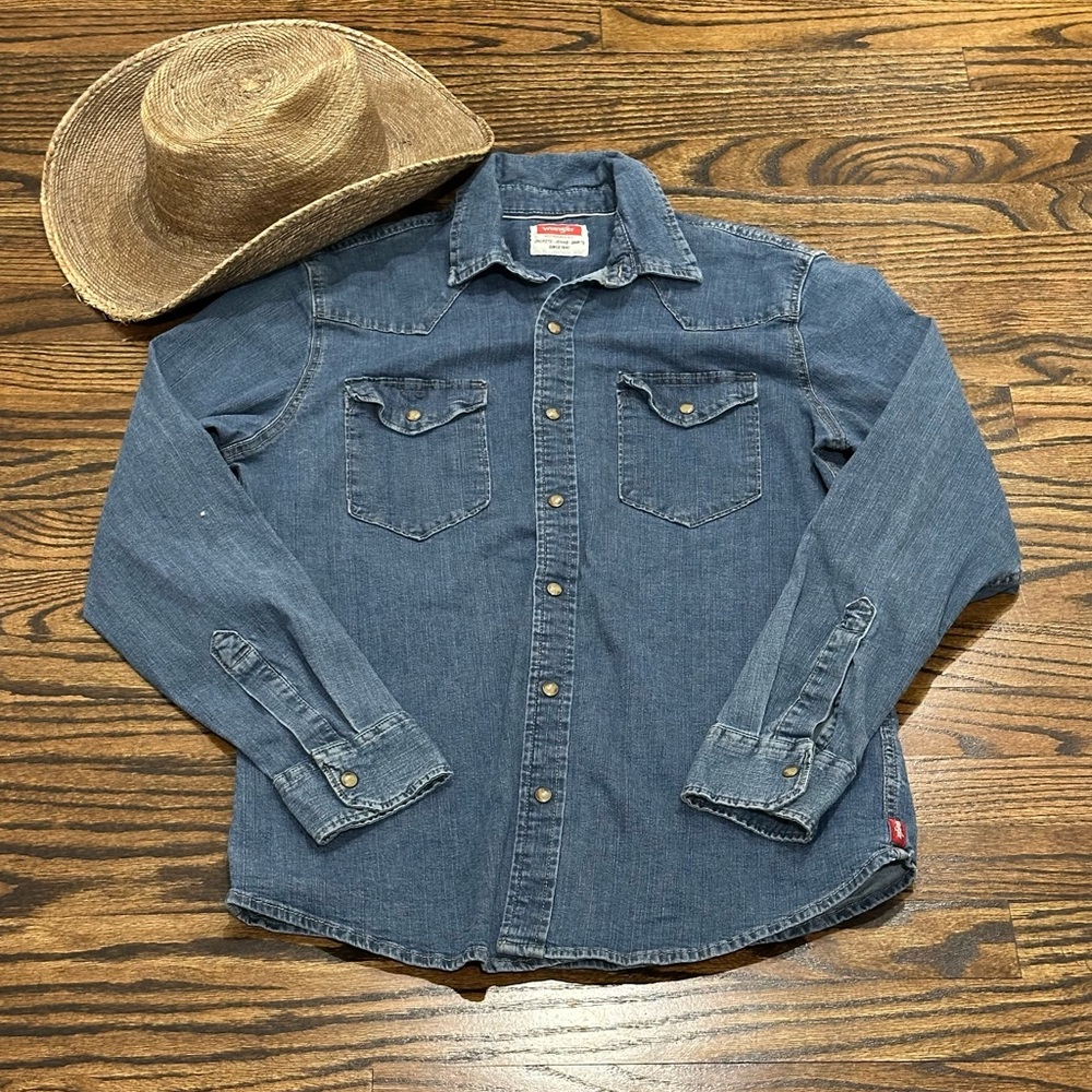 *Wrangler Women's Denim Button Snap Shirt Size Medium